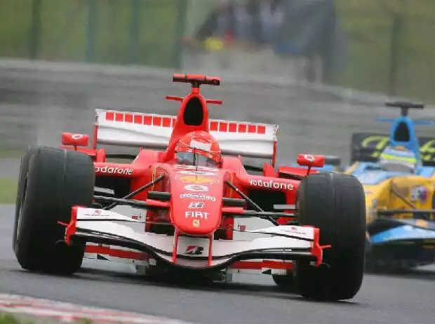 Michael Schumacher vor Giancarlo Fisichella Titel-Bild zur News: Michael Schumacher vor Giancarlo Fisichella