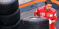 Ferrari-Mechaniker mit Bridgestone-Reifen
