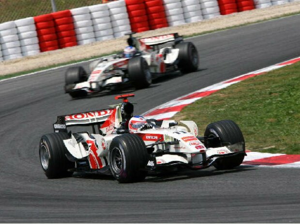 Titel-Bild zur News: Rubens Barrichello vor Jenson Button