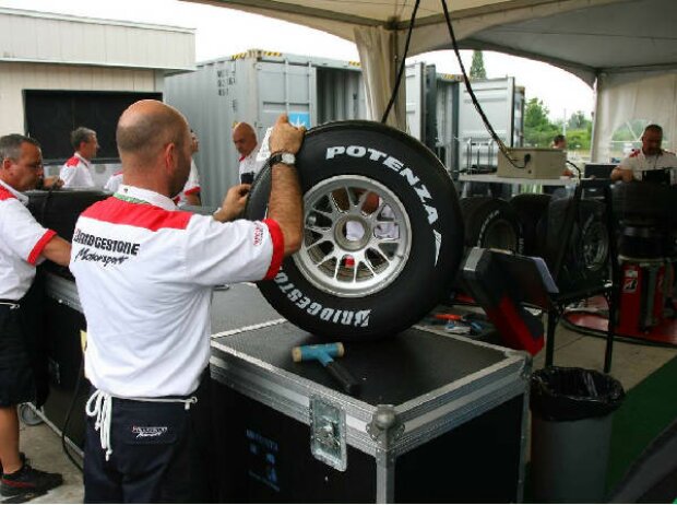 Bridgestone-Techniker präparieren Reifen Bridgestone-Techniker präparieren Reifen
