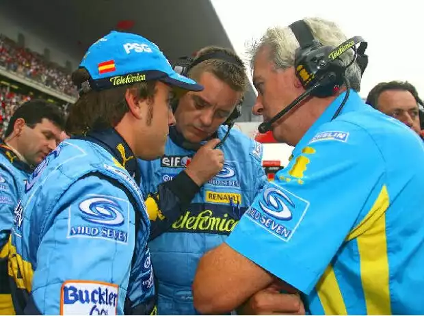 Fernando Alonso und Renault-Ingenieure Titel-Bild zur News: Fernando Alonso und Renault-Ingenieure