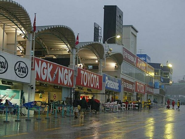 Boxengasse in Suzuka Boxengasse in Suzuka