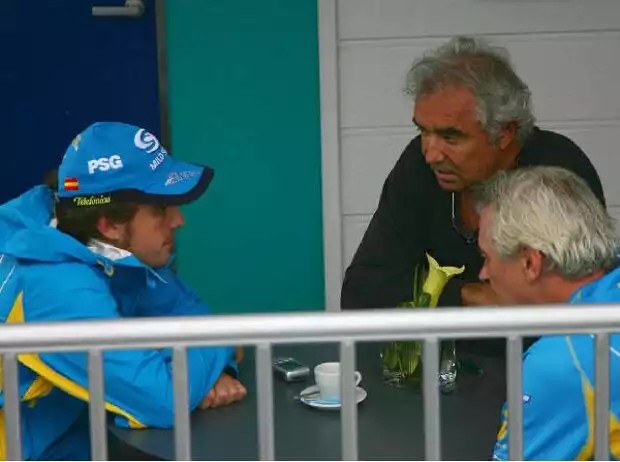 Fernando Alonso, Flavio Briatore und Pat Symonds Titel-Bild zur News: Fernando Alonso, Flavio Briatore und Pat Symonds