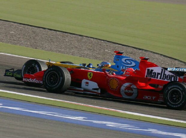 Fernando Alonso und Michael Schumacher im Zweikampf