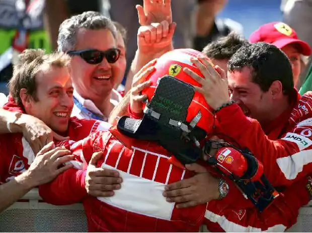 Michael Schumacher, Luca Badoer und Ferrari-Mechaniker Titel-Bild zur News: Michael Schumacher, Luca Badoer und Ferrari-Mechaniker