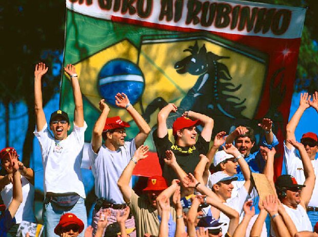 Titel-Bild zur News: Fans von Rubens Barrichello