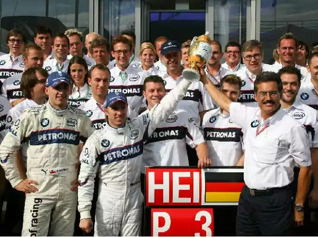 Robert Kubica, Nick Heidfeld, Mario Theissen und das BMW Team Titel-Bild zur News: Robert Kubica, Nick Heidfeld, Mario Theissen und das BMW Team