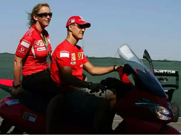 Michael Schumacher mit Medienbetreuerin Sabine Kehm Titel-Bild zur News: Michael Schumacher mit Medienbetreuerin Sabine Kehm