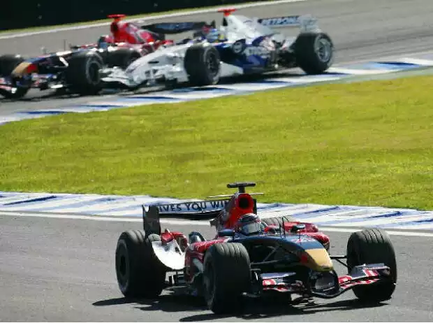 Titel-Bild zur News: Vitantonio Liuzzi, Nick Heidfeld (hinten) und Scott Speed