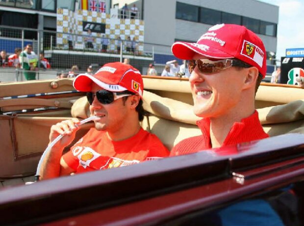 Titel-Bild zur News: Felipe Massa und Michael Schumacher