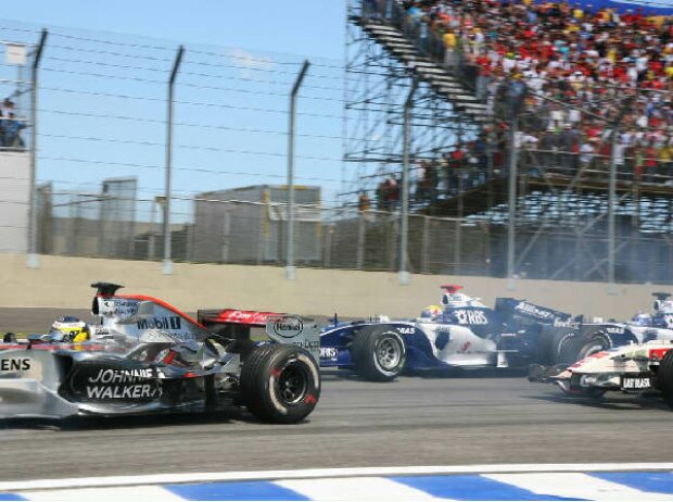 Titel-Bild zur News: Kollision zwischen Mark Webber und Nico Rosberg