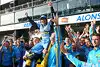 Bild zum Inhalt: Alonso mitten in einem blau-gelben Fahnenmeer