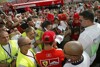 Bild zum Inhalt: Schumacher bedankt sich mit Buch bei seinen Fans