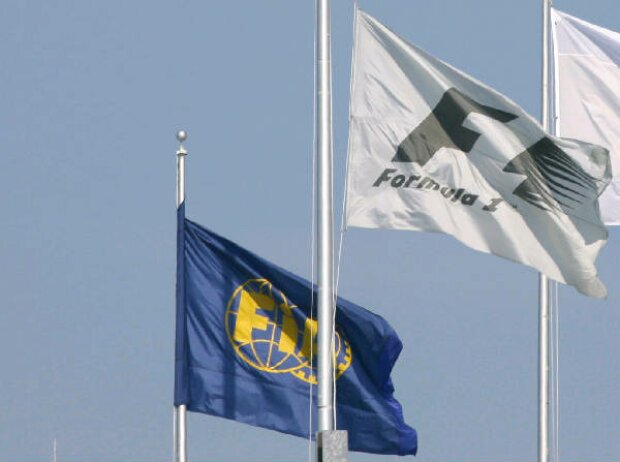 Titel-Bild zur News: FIA- und Formel-1-Flagge