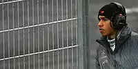 Bild zum Inhalt: Lewis Hamilton im Piranha-Becken