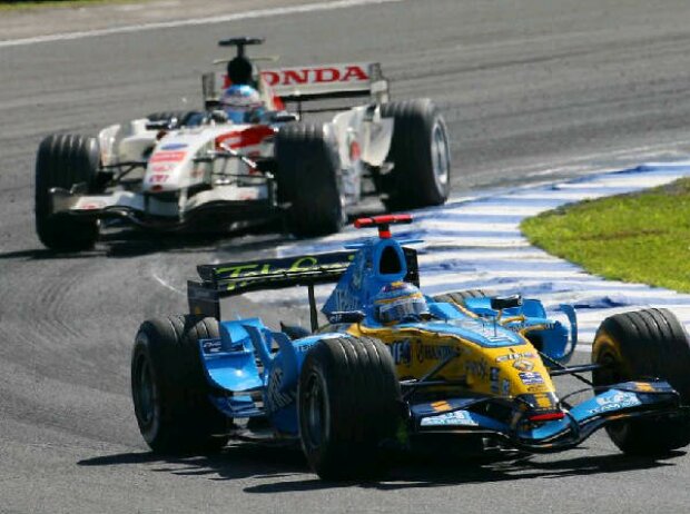 Fernando Alonso vor Jenson Button