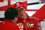 Jean Todt (Teamchef) im Gespräch mit Michael Schumacher (Ferrari)