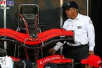 Überprüfung der Frontflügel bei McLaren-Mercedes
