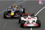 Robert Doornbos (Testfahrer) (Red Bull Racing) hinter Yuji Ide (Super Aguri F1 Team)