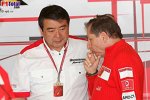 Jean Todt (Teamchef) (Ferrari) und Hisao Suganuma (Technischer Manager, Bridgestone)