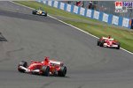 Michael Schumacher vor Felipe Massa (Ferrari)