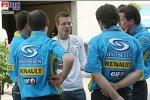 ChampCar-Meister Sebastian Bourdais umringt von Renault-Leuten