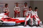 Die Toyota Fahrer Jarno Trulli, Ralf Schumacher, Franck Montagny, Kohei Hirate und  Kamui Kobayashi
