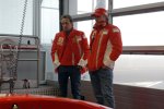 Luca Badoer und Kimi Räikkönen warten in der Box