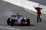 Fernando Alonso (McLaren-Mercedes) mit einem Motorproblem