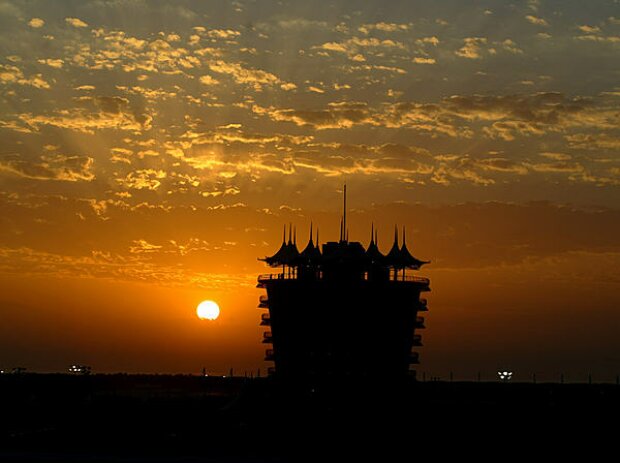 Titel-Bild zur News: Turm an der Rennstrecke in Bahrain