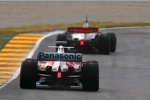 Jarno Trulli (Toyota) folgt Fernando Alonso (McLaren-Mercedes)