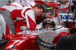 Die Toyota-Piloten Ralf Schumacher und Jarno Trulli bei der Analyse