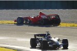 Felipe Massa (Ferrari) dreht sich in den Kies, im Vordergrund ein Honda