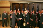 Präsident George W. Bush begrüßt Roger Penske