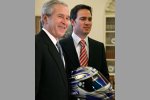 Jimmie Johnson und US-Praesident George W. Bush im Oval Office