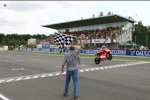 Loris Capirossi (Ducati) bei der Zieldurchfahrt