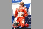 Loris Capirossi (Ducati) freut sich über den Sieg