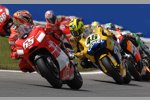 Loris Capirossi (Ducati) vor Valentino Rossi (Yamaha)