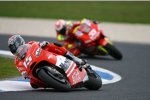 Sete Gibernau (Ducati) vor Marco Melandri (Fortuna Honda)