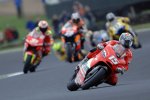 Sete Gibernau (Ducati) vor Marco Melandri (Fortuna Honda)
