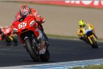 Loris Capirossi (Ducati) vor Valentino Rossi (Yamaha)