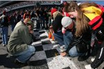 Fans hinterlassen Nachrichten auf der Start-/Ziellinie