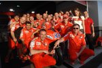  Ducati-Crew feiert den Sieg von Stoner