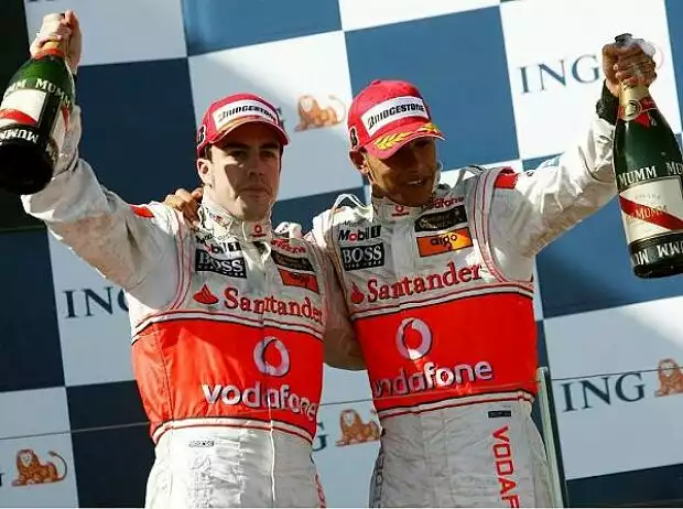 Fernando Alonso mit Lewis Hamilton Titel-Bild zur News: Fernando Alonso mit Lewis Hamilton