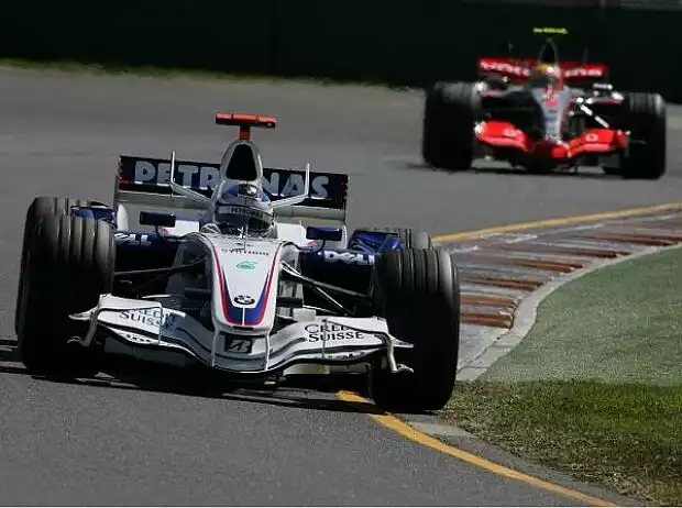 Titel-Bild zur News: Nick Heidfeld vor Lewis Hamilton
