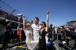 Jenson Button (Honda F1 Team) mit Kylie und Dannii Minogue