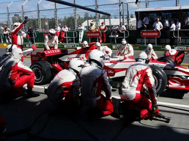 Titel-Bild zur News: Boxenstopp beim Super Aguri F1 Team