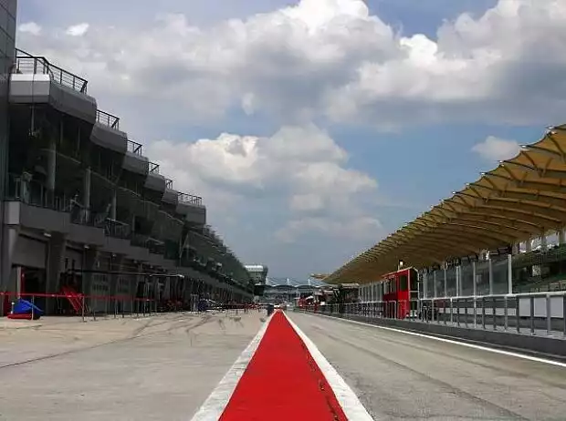 Boxengasse von Sepang Titel-Bild zur News: Boxengasse von Sepang