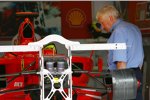 Charlie Whiting (Technischer Delegierte der FIA) in der Ferrari-Box