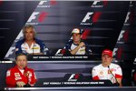 Hintere Reihe: Flavio Briatore (Teamchef) und Giancarlo Fisichella (Renault), vordere Reihe: Jean Todt (Teamchef) und Kimi Räikkönen(Ferrari)